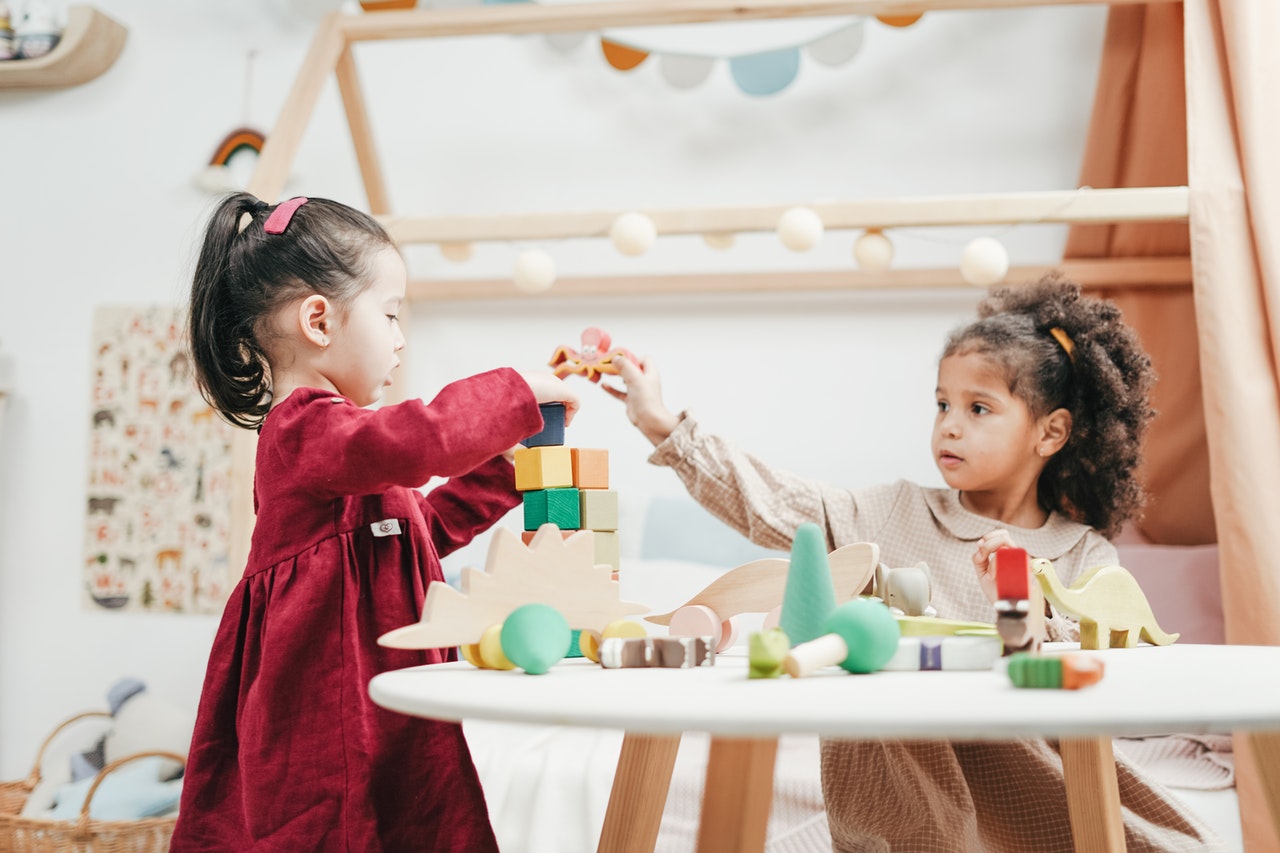 Kinder beim spielen