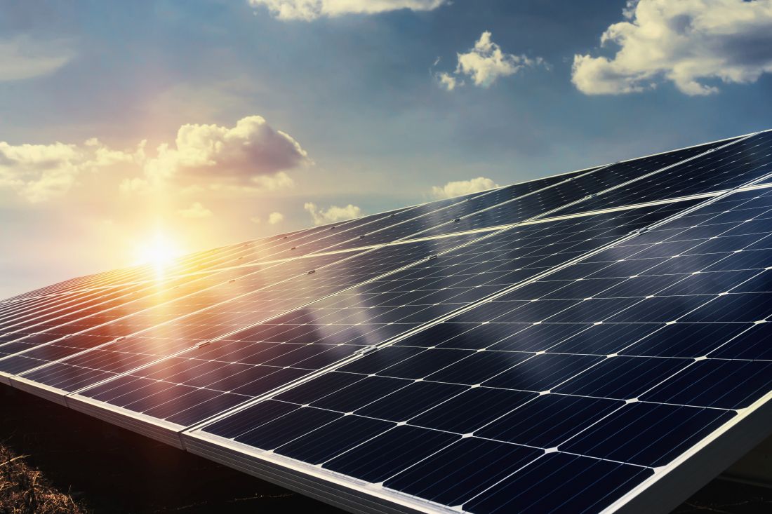 Photovoltaikanlage in Moers im Sonnenlicht – Nahaufnahme von Solarmodulen vor blauem Himmel