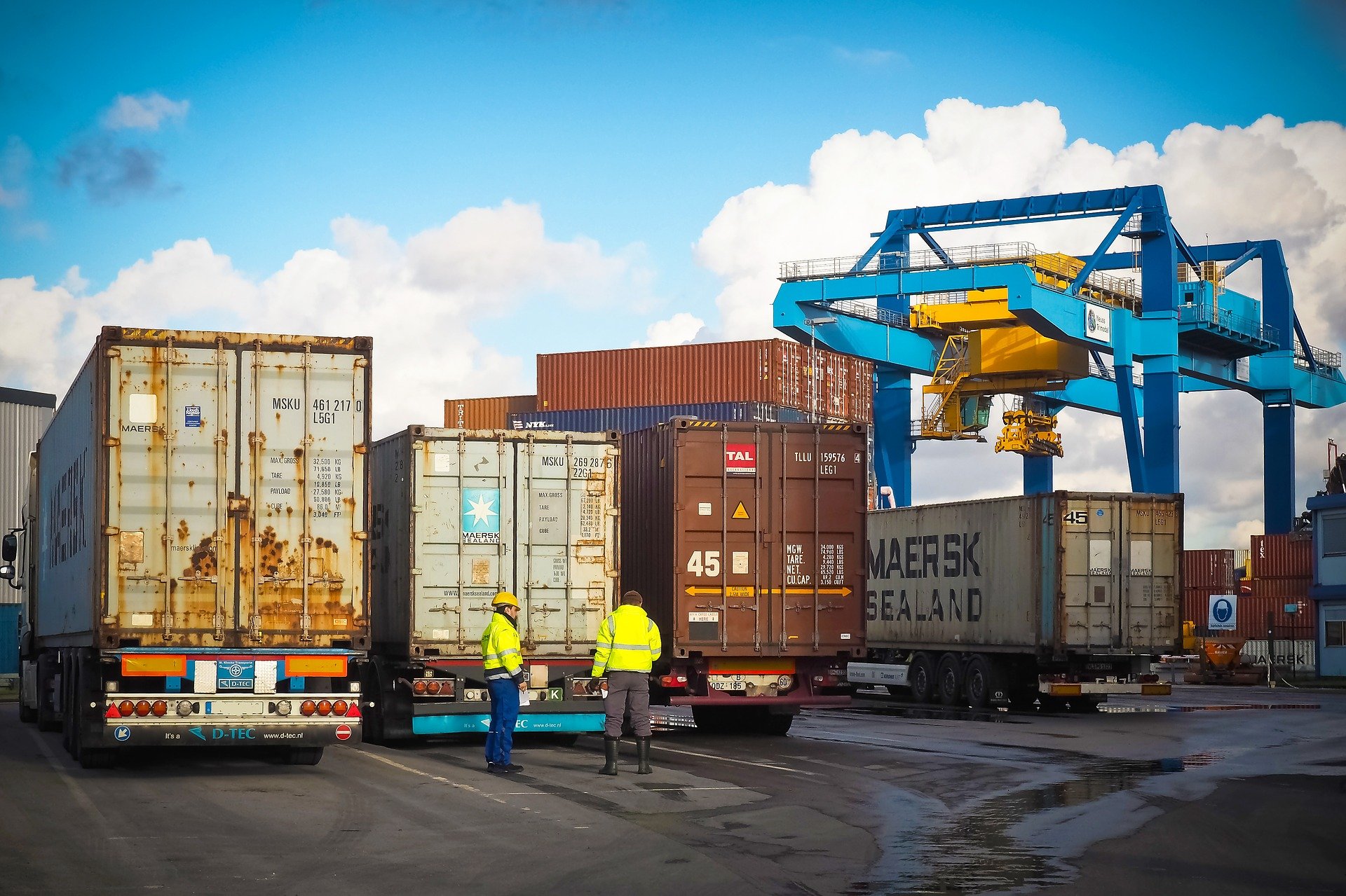 Container und LKWs am Hafen