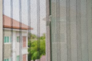 Read more about the article Fliegengitter Dachfenster – So genießen Sie den Sommer ohne lästige Insekten