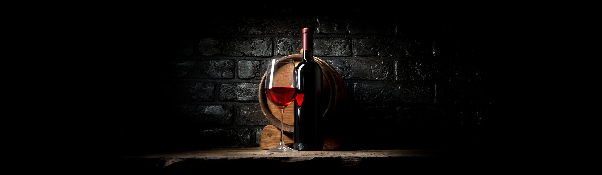 Rotwein auf einem Hintergrund aus schwarzen Ziegeln