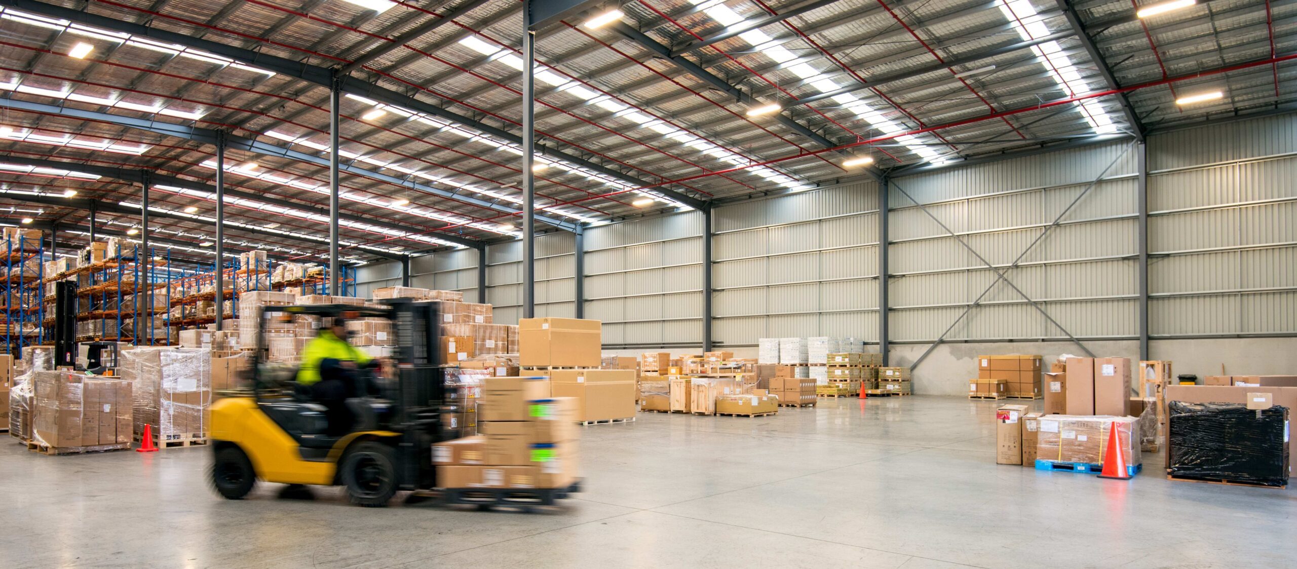 Gabelstapler arbeitet im Logistiklager