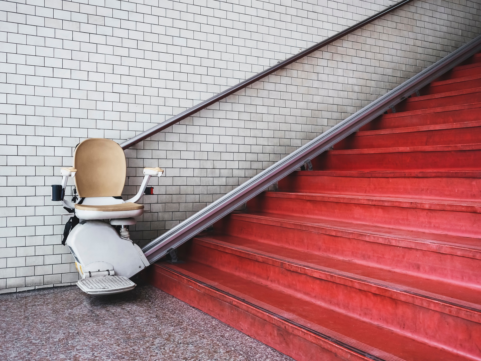 Liftloesung an moderner Treppe | Treppenlift mit Plattform 